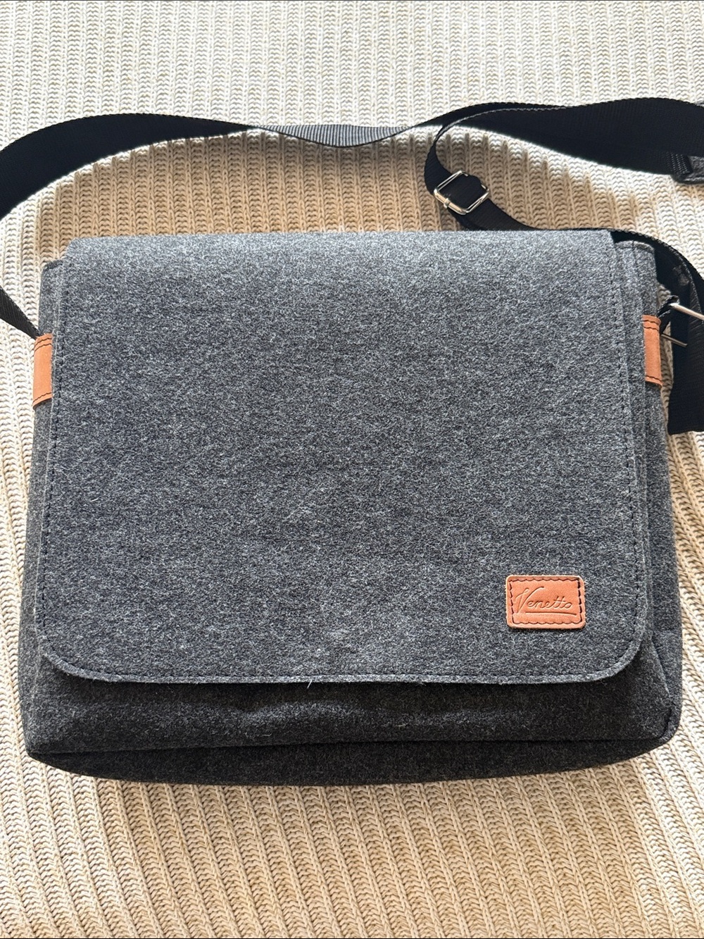 Venetto Men's Charcoal Felt Messenger Bag with Contrast Leather Patch